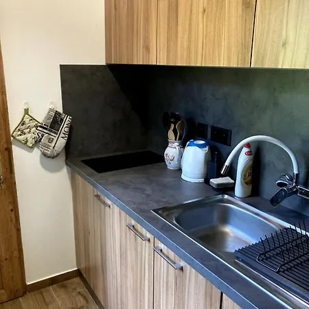 By The Ponds Nyaraló *